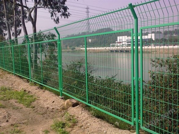 钢丝围栏围网施工安装